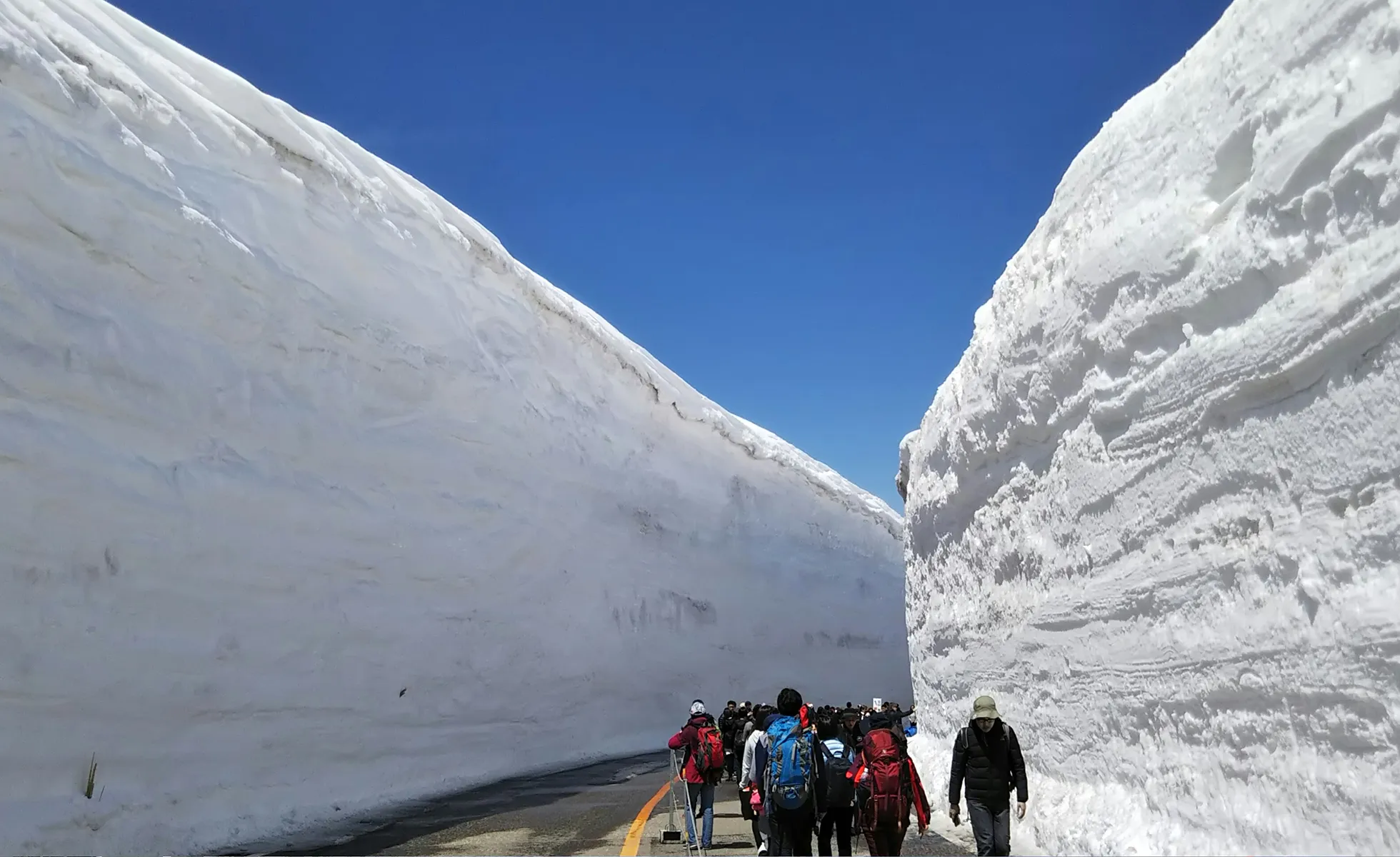 池や雪の大谷